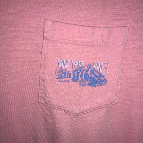 Vineyard Vines pocket tee Sz XS fish graphic - Picture 2 of 4